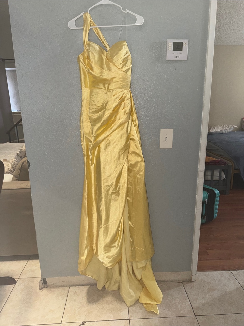 Elegant Yellow Satin One-Shoulder Evening Gown
